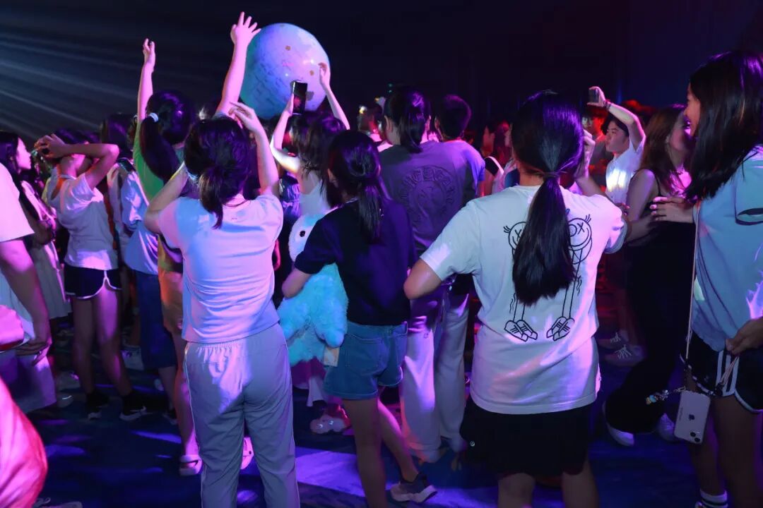 羊驼Pwaarty由此进！2026世界学者杯全球轮上海站火热报名中！全新主题带你玩转世界学者杯，更有羊驼玩偶等你来认领！