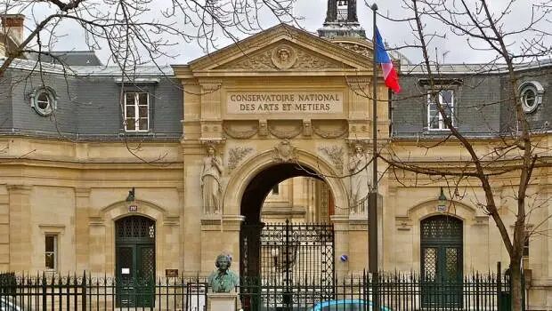 成功实现带薪在法上学！帮交学费还能发工资！法媒盘点接收半工半读学生最多的学校！