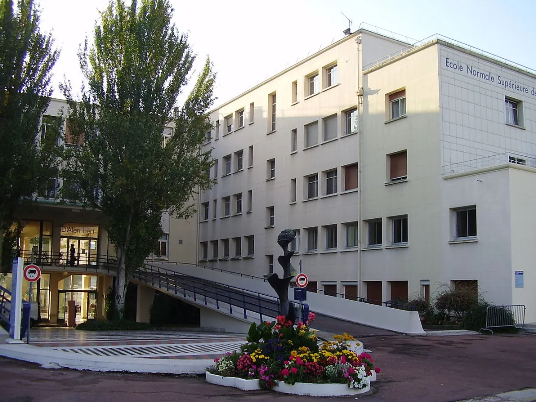 从2026年9月新学年开始，ENS巴黎萨克雷高师为所有学生提供津贴！每月600欧！附上案例分享