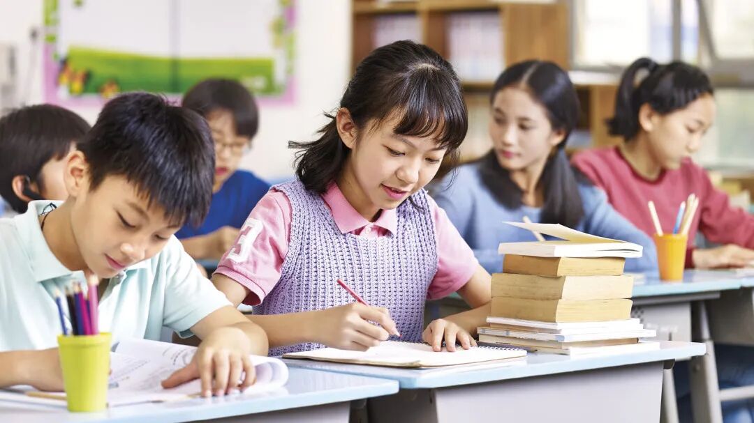 英语写作只会写简单句？4 个方法让孩子从“拼句子”走向“完整作品”