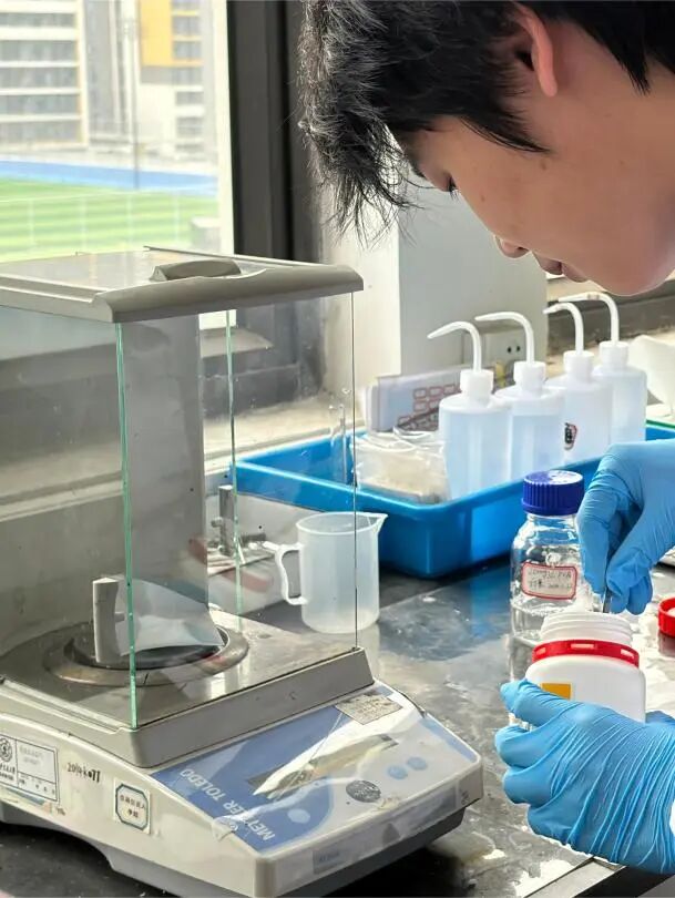 985高校实验室，沉浸式进行高效能水凝胶材料实验