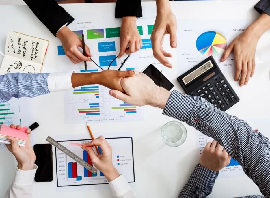 【高中】哈佛商业大佬竟是？共同揭秘哈佛大学商业创新的里程碑