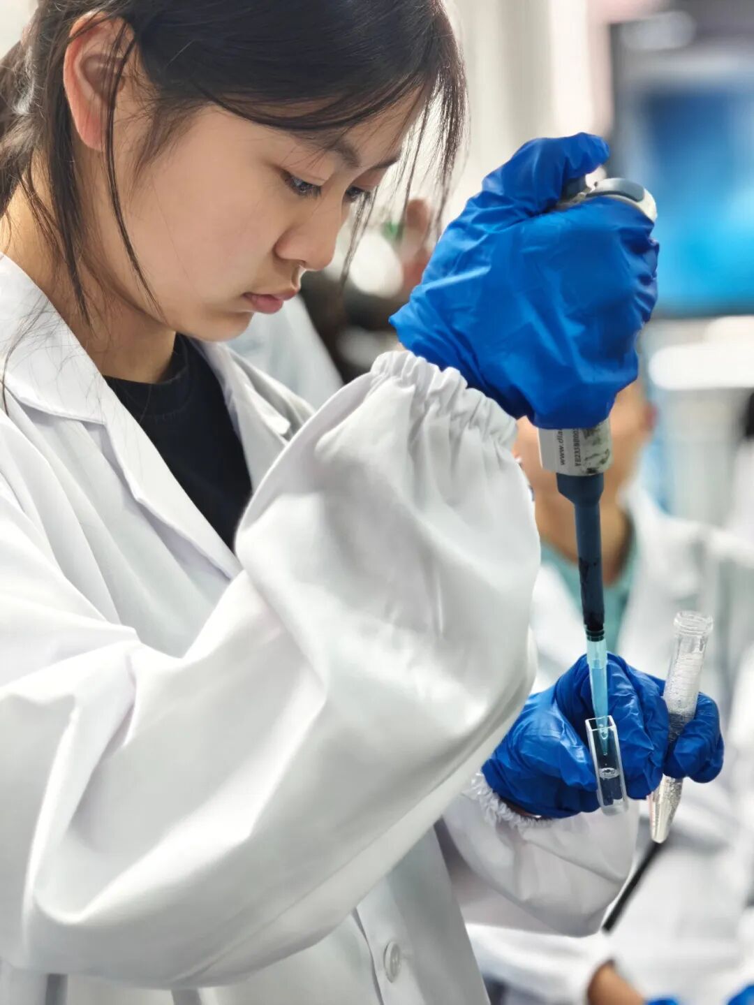 深入北京211高校实验室，亲手操作药物分子设计与合成全流程实验