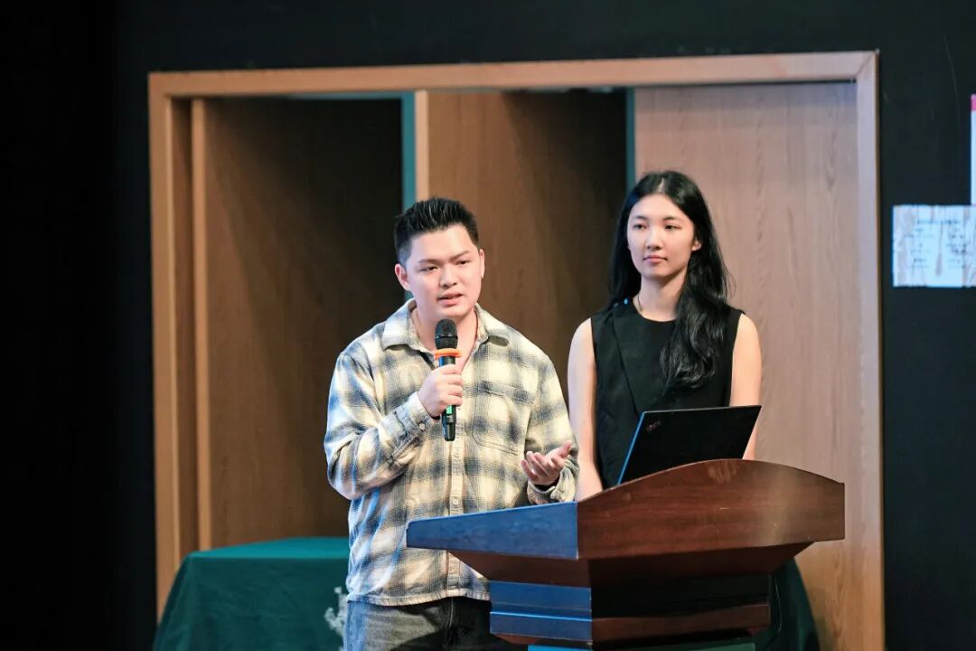 没写过代码 成都墨尔文学生却用AI做出了一整个网站