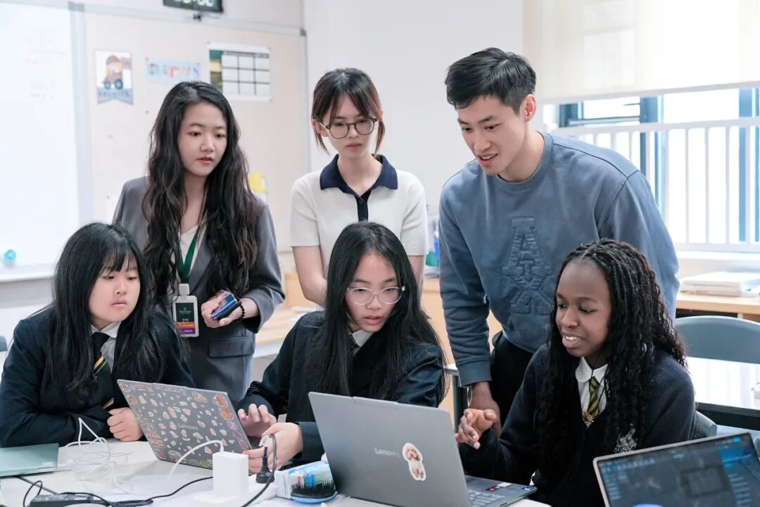 AI竞赛 | 没写过代码？成都墨尔文学生却用AI做出了一整个网站