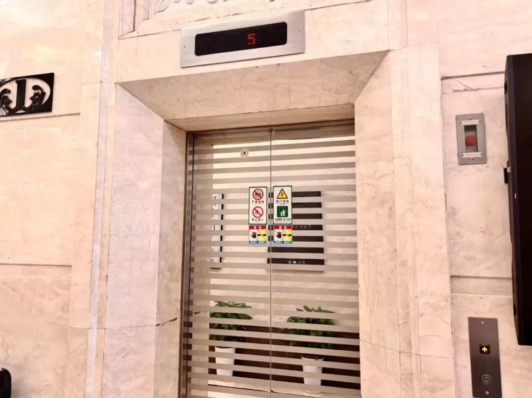 电梯入口